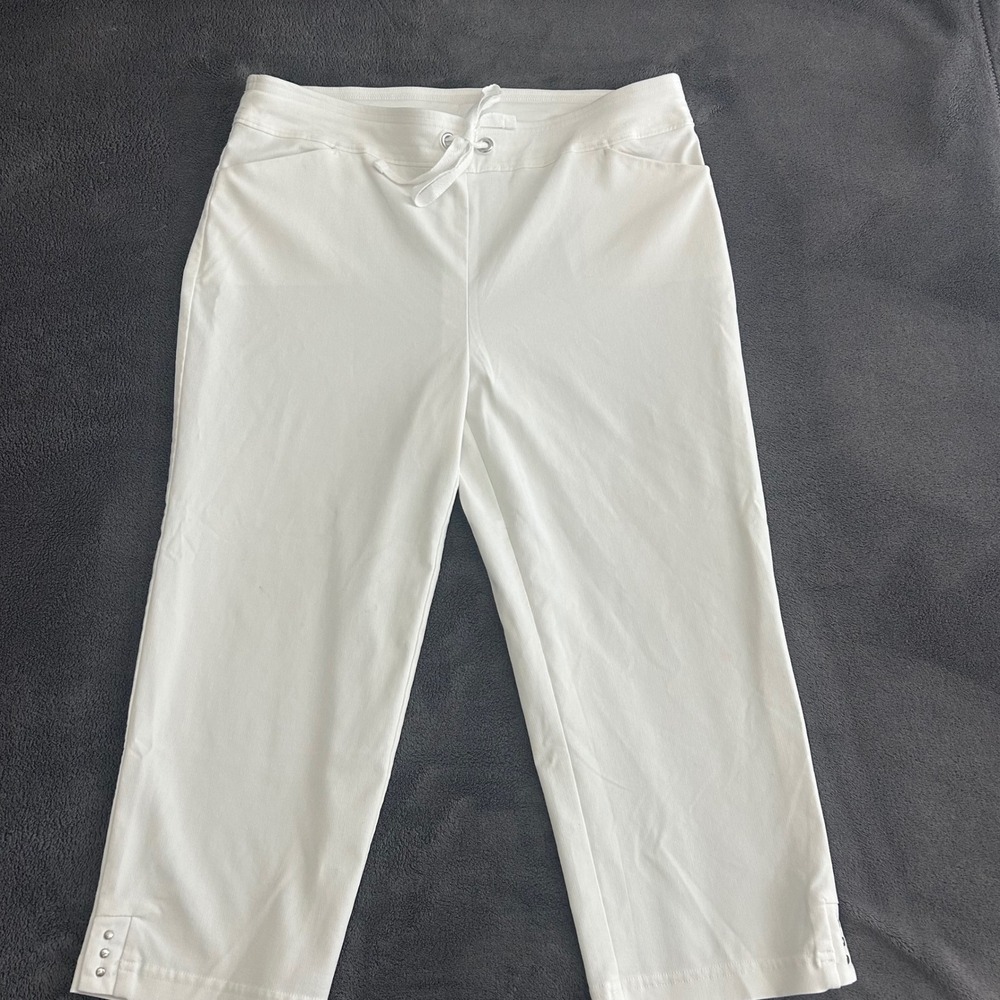 Chicos Weekends Perfect Stretch Capri Pants White Size 1 8R summer Coastal chic
